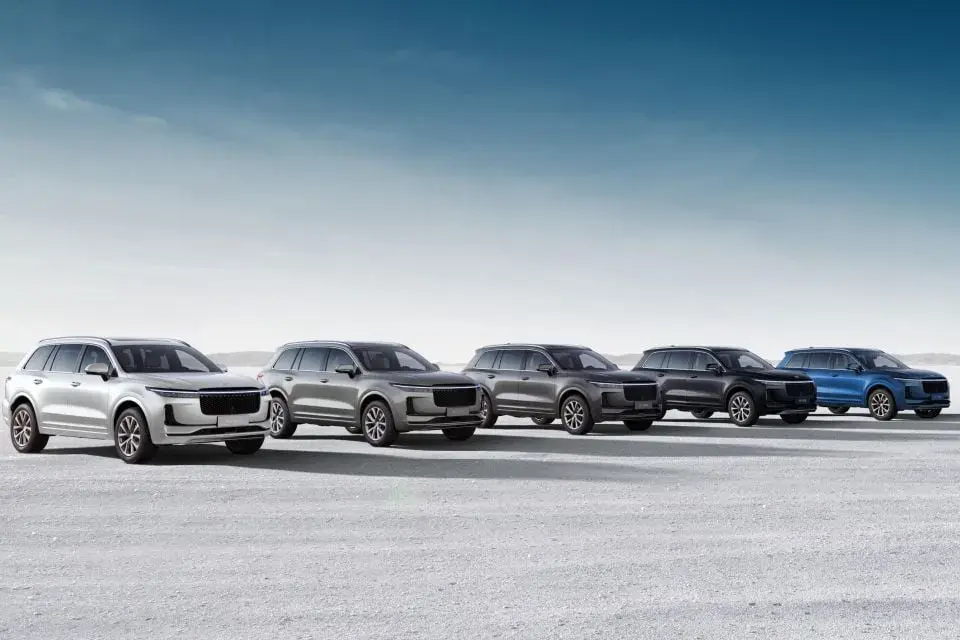 خمس سيارات SUV من Li Auto بألوان مختلفة مصطفة على أرض مفتوحة