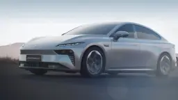 دونج فينج 007 REEV باللون الفضي من الأمام