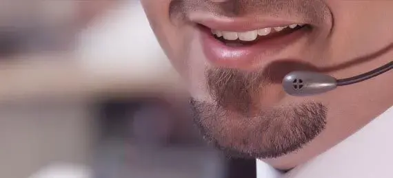 موظف خدمة عملاء يتحدث عبر سماعة رأس بميكروفون