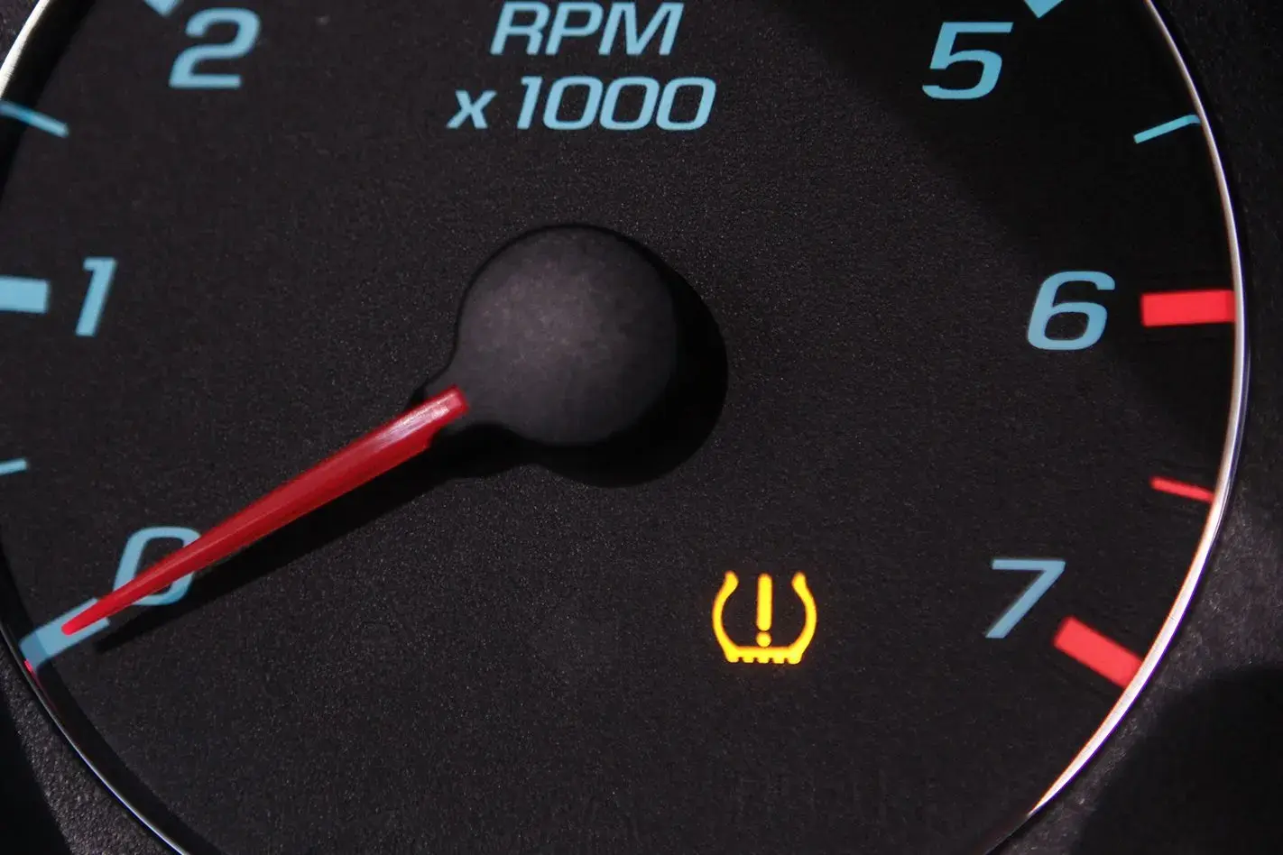 لمبة TPMS مضاءة داخل عداد دورات المحرك