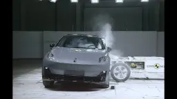 سيارة Lynk & Co 02 الرمادية خلال اختبار تصادم جانبي في Euro NCAP