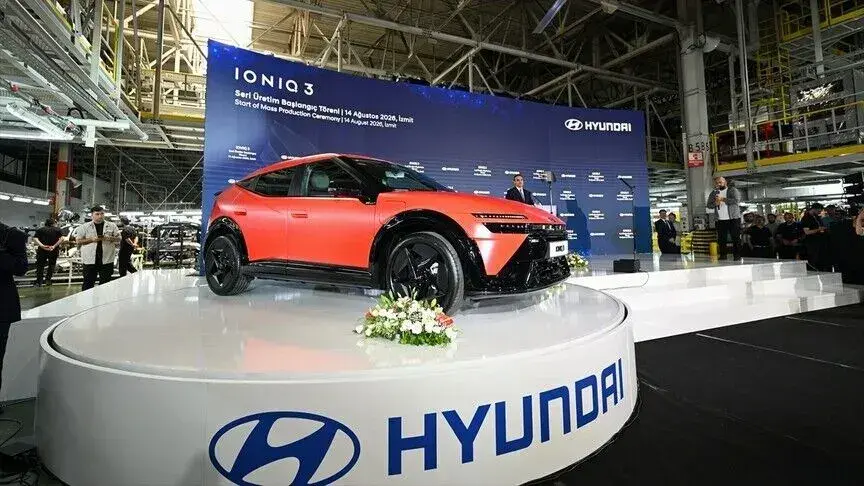 هيونداي IONIQ 3 برتقالية على منصة خلال مراسم بدء إنتاجها في تركيا