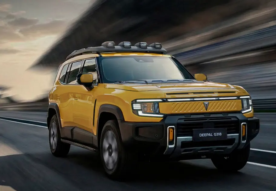 ديبال G318 أثناء السير بمصابيح إضافية على السقف