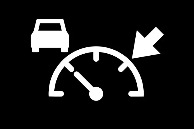 أيقونة مثبت السرعة التكيفي بعداد سرعة وسيارة أمامية على خلفية سوداء