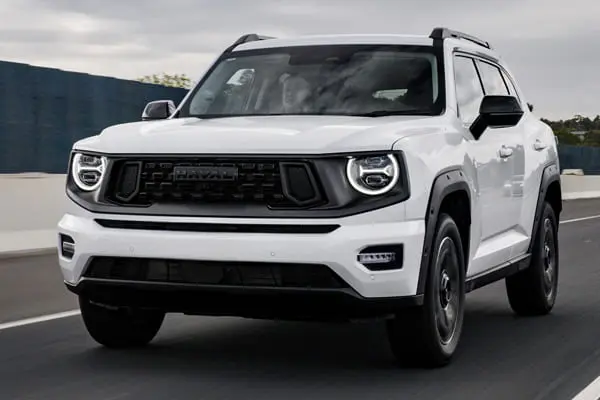 هافال H7 أثناء السير على الطريق بمصابيح أمامية دائرية
