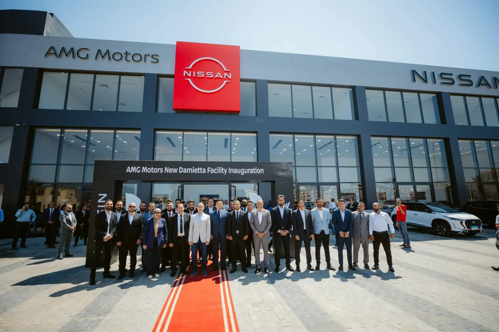 مسؤولو نيسان وAMG Motors أمام الفرع الجديد في دمياط الجديدة خلال حفل الافتتاح