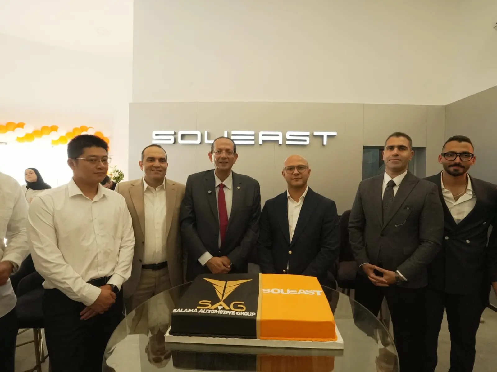 مسؤولو مجموعة سلامة وSOUEAST أمام كعكة الافتتاح في مركز الخدمة بالقاهرة الجديدة