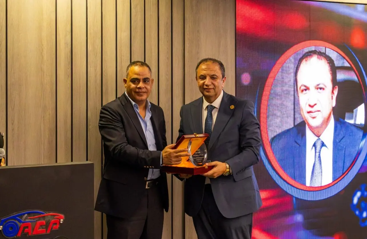 تسليم درع تكريم خلال افتتاح الدورة الخامسة من معرض Auto Center Point