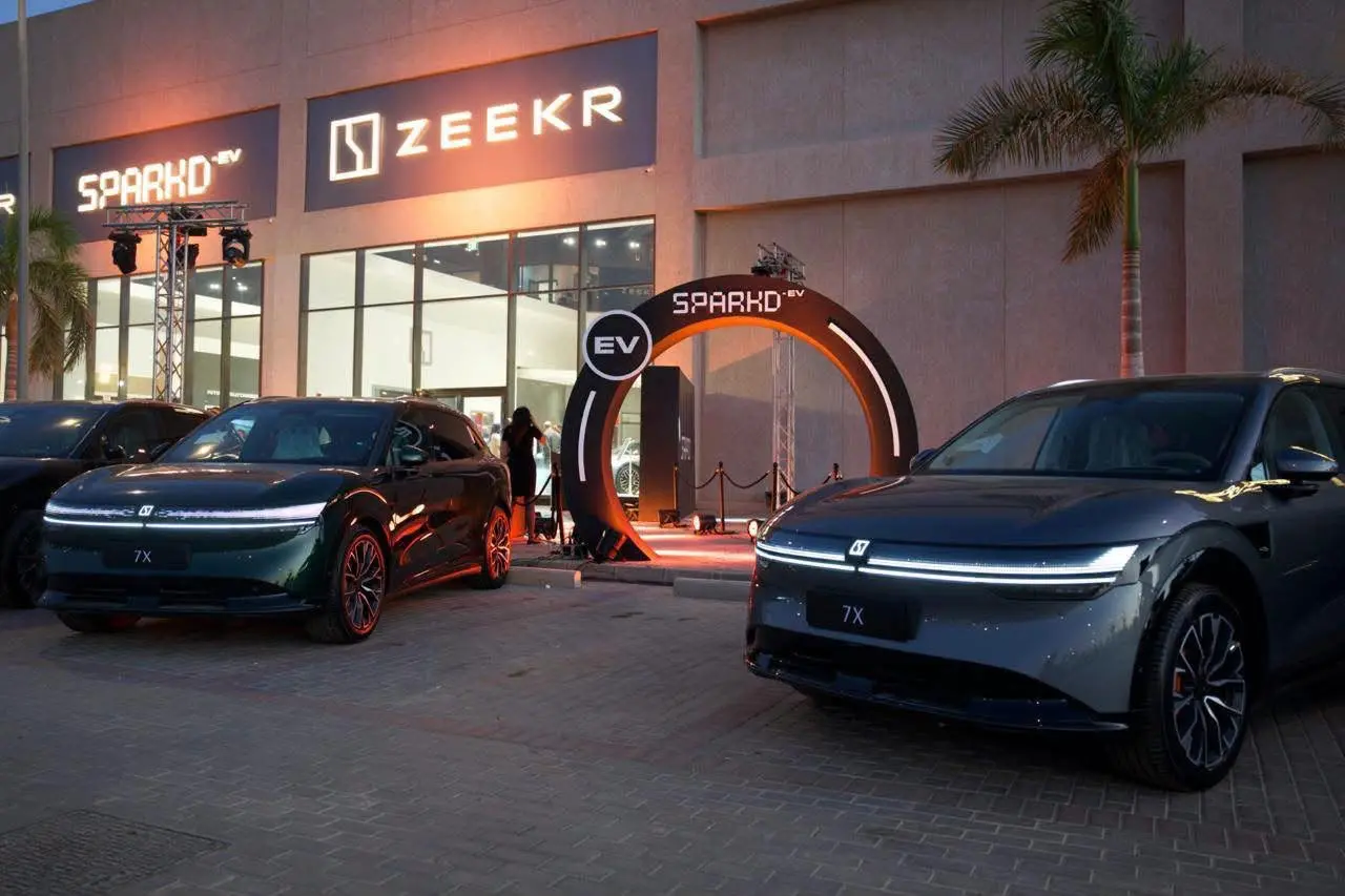 واجهة صالة عرض ZEEKR وSparkd-EV في شرق القاهرة وأمامها سيارات 7X