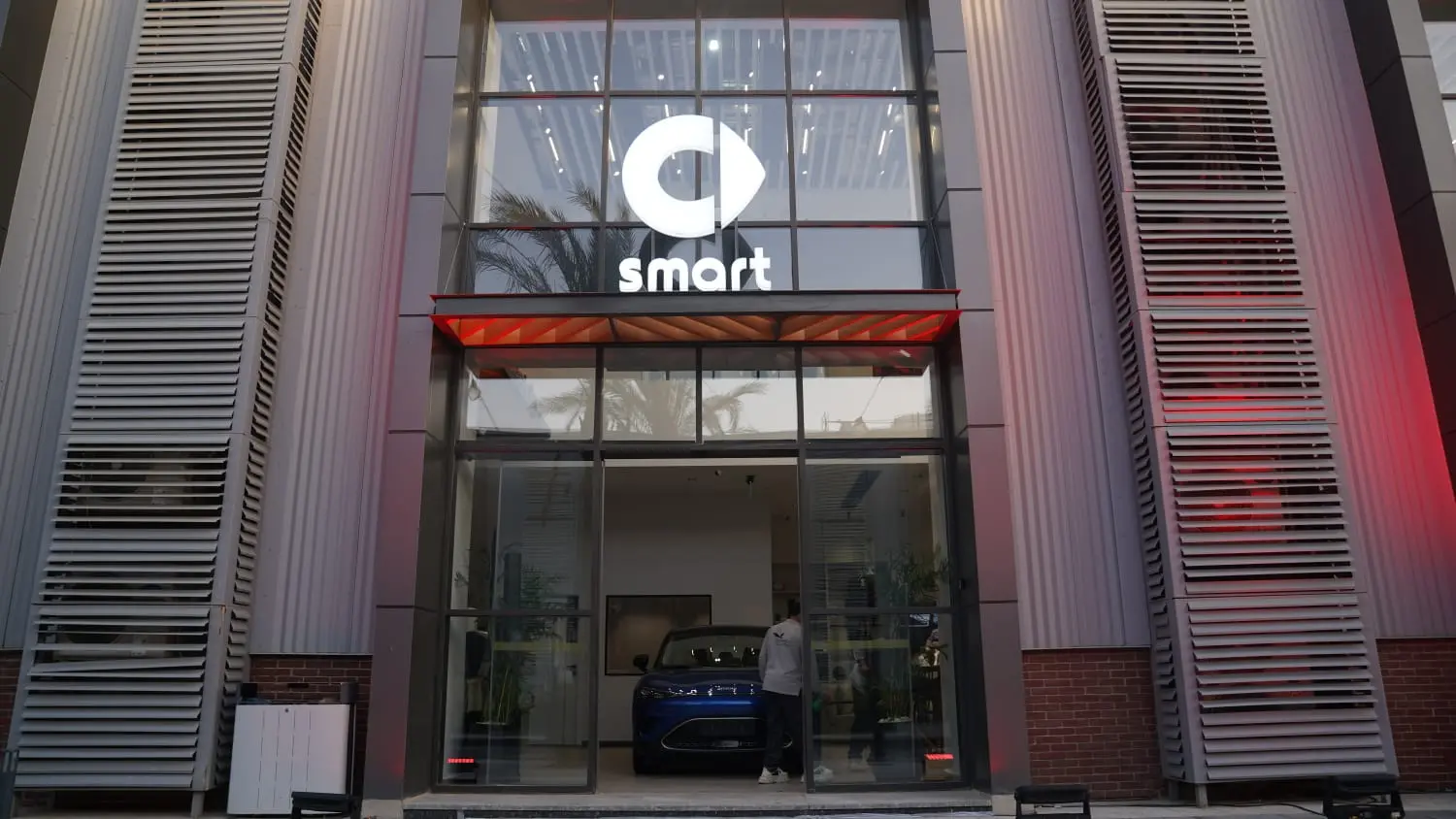 «عز العرب ستار» تفتتح صالة عرض جديدة لسيارات «smart» في District 5