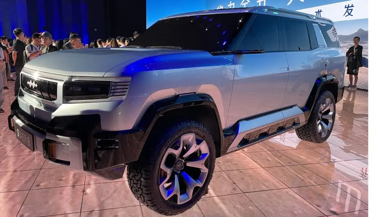 BYD Leopard 8 معروضة في معرض سيارات، وهي غير مطروحة رسميًا في مصر