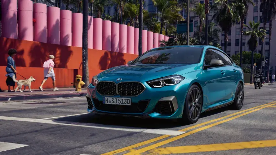 BMW الفئة الثانية جران كوبيه زرقاء تسير في شارع بالمدينة