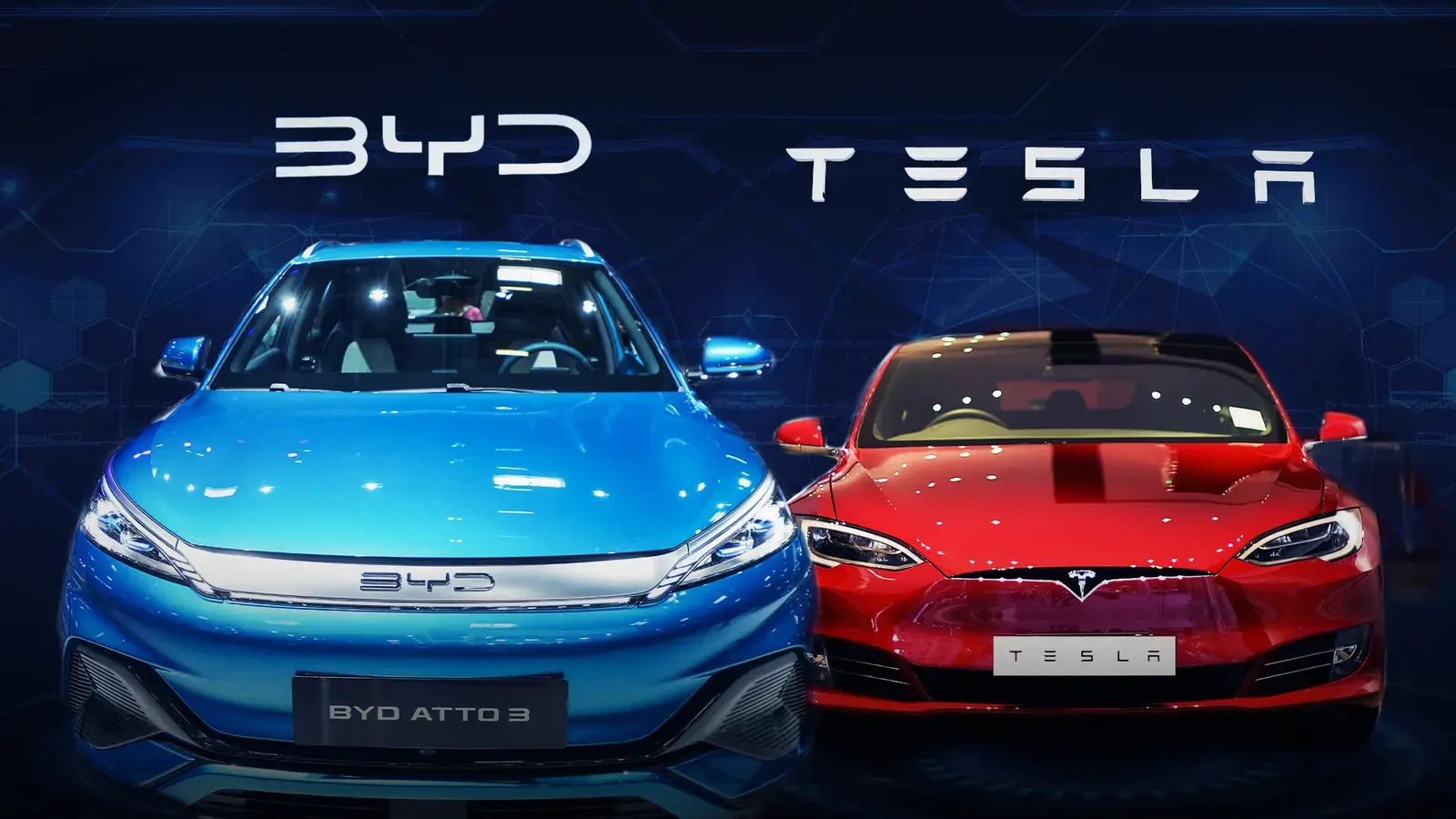 سيارة BYD زرقاء وسيارة تسلا حمراء جنبًا إلى جنب