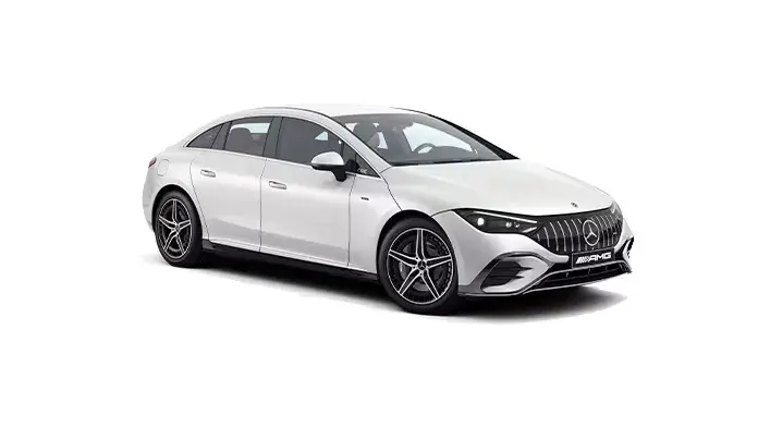 سيارة مرسيدس AMG سيدان كهربائية بيضاء من الأمام بزاوية جانبية
