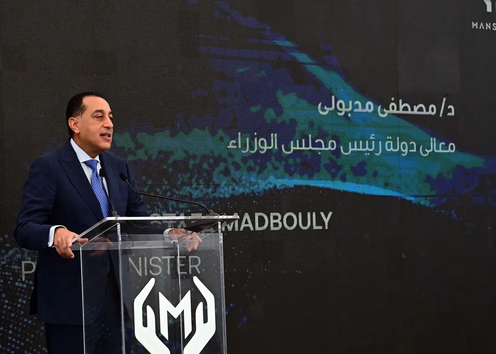 رئيس الوزراء مصطفى مدبولي على المنصة أثناء كلمته عن دعم صناعة السيارات