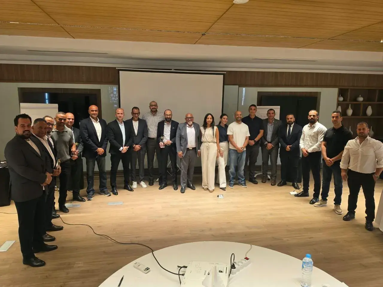 مسؤولو فولفو عز العرب وموزعوها المعتمدون في صورة جماعية داخل قاعة الاجتماع