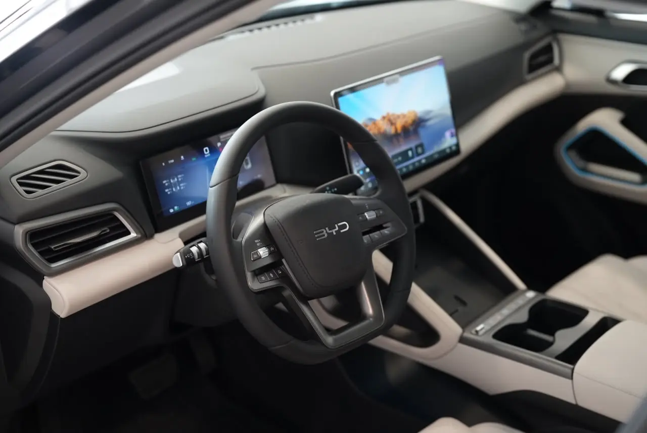 مقصورة BYD ATTO 2 الداخلية مع عجلة القيادة والشاشة الوسطى والعدادات الرقمية
