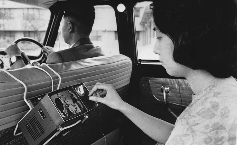 توضح هذه الصورة التي تعود إلى عام 1963 اهتمام سوني بأجهزة التلفزيون الصغيرة المحمولة قبل أكثر من 50 عامًا.