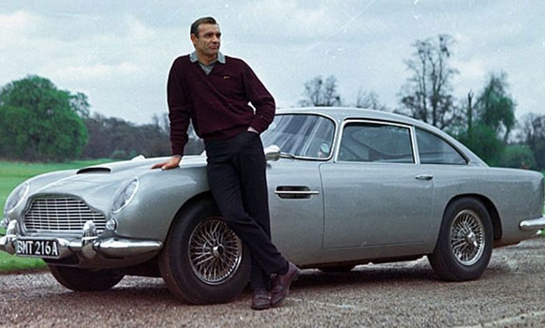 سيارة أستون مارتن DB5  في فيلم Goldfinger  عام 1964 كانت البطل الرئيسي مع النجم جيمس بوند في الفيلم الذي نال اعجاب الملايين حول العالم.