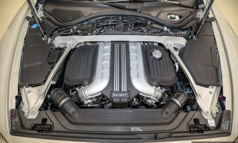 تستخدم الشركة البريطانية أكبر محركاتها في هذه السيارة الجديدة، وهو بسعة 6 لترات، مكون من 12 أسطوانة مع شاحن توربيني مزدوج، يوفر للسيارة قدرة استثنائية تصل إلى 626 حصانًا، مع 900 نيوتن/متر من عزم الدوران، ويرتبط المحرك بناقل حركة أوتوماتيكي مزدوج بثماني سرعات يدفع كل العجلات.