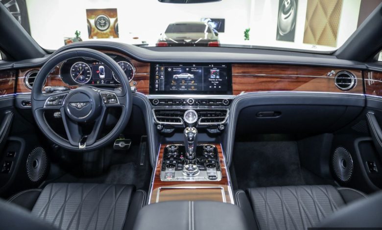 المقصورة الداخلية للسيارة الجديدة أنيقة للغاية وتشبه إلى حد كبير ما سبق للشركة وأن قدمته في طراز "كونتيننتال جي تي". وتتميز بلوحة قيادة رقمية وراء المقود، مع شاشة ملاحة أخرى فائقة الوضوح، مساحتها 12.3 بوصة، تتوسط لوحة القيادة وتعمل باللمس.