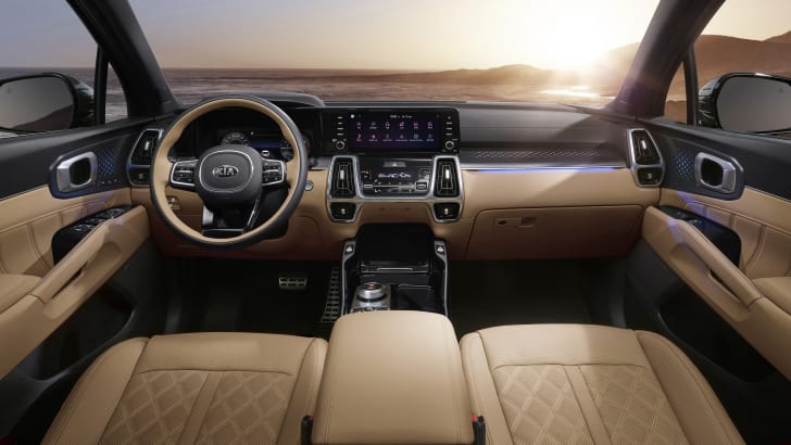 وللاستفادة من الطلب المتزايد على المركبات الترفيهية، عززت كيا تشكيلة سيارات الدفع الرباعي بنماذج تنافسية. وتتطلع كيا للاستحواذ على حصة قدرها 6.6% من السوق العالمية لهذه السيارات (باستثناء الصين).