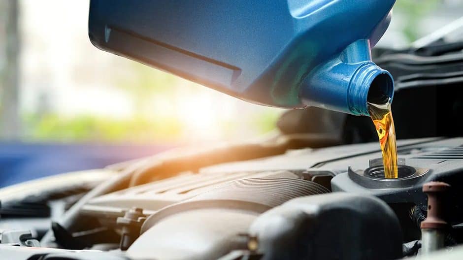 كيف يمكن فحص زيت المحرك بطريقة صحيحة؟