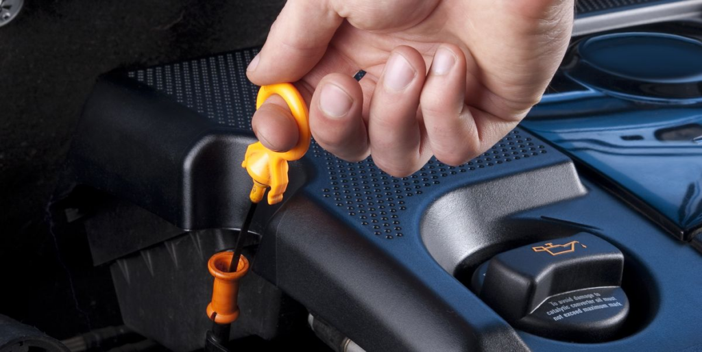 متى يجب فحص زيت المحرك لتحسين كفاءة الأداء؟