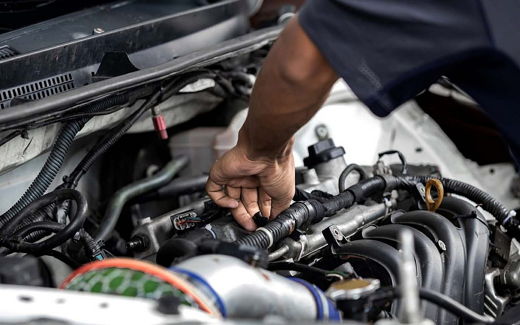 فحص محرك السيارة