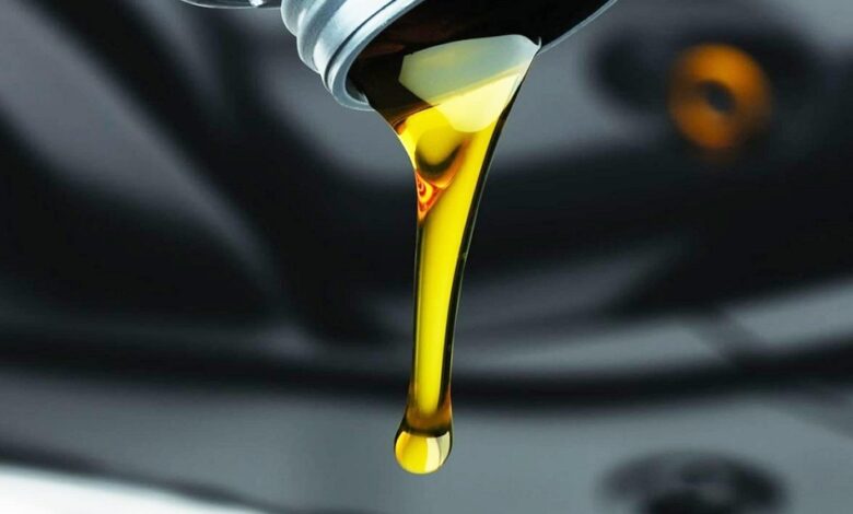 فحص زيت المحرك: أهمية فحص زيت المحرك وأثره على أداء المركبة