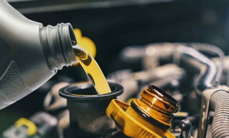 5 نصائح للتعامل الآمن مع زيوت المحركات وتخزينها بشكل صحيح