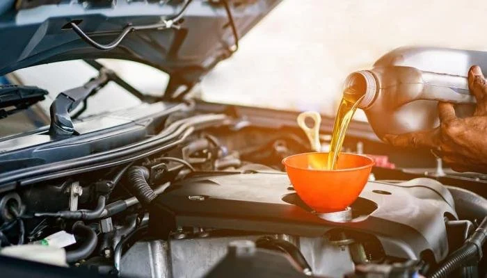 كيف تتجنب الأخطاء الشائعة عند اختيار زيت السيارة لضمان أداء محرك مثالي؟