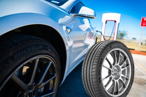 كيف يؤثر نظام الفرامل في السيارات الكهربائية على استهلاك الطاقة وكفاءتها؟