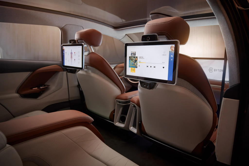 شاشات وترفيه السيارة