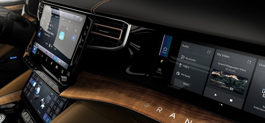 ما هي أهم التطورات في شاشات سيارات فاخرة التي تغير تجربة القيادة؟