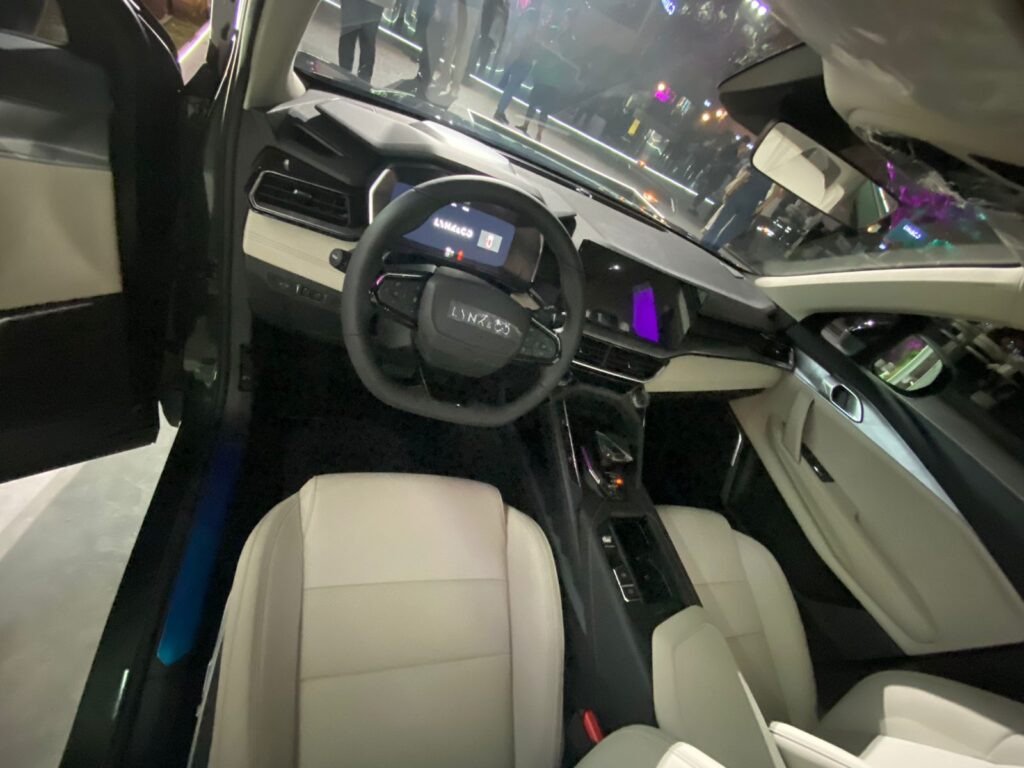 سيارة Lynk & Co 06
لينك آند كو 06