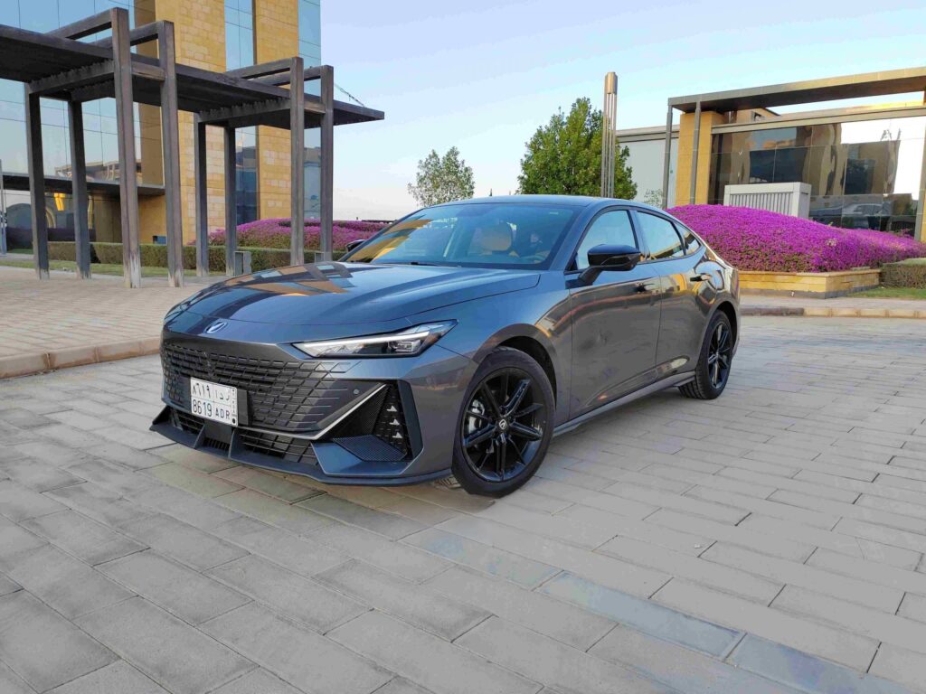 سيارة شانجان UNI-V