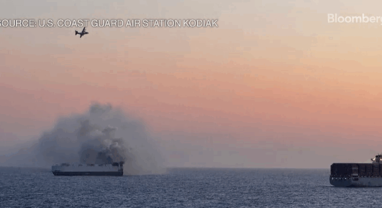 اندلاع حريق على متن سفينة شحن تحمل 3000 مركبة كهربائية في المحيط الهادئ