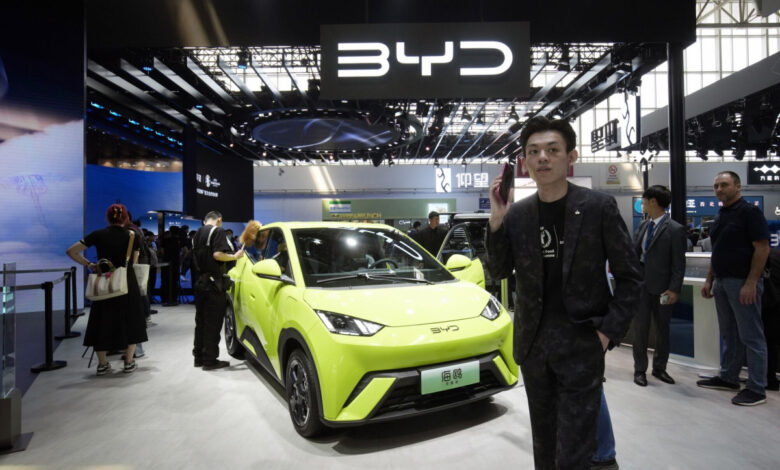 الصين تفرض تراخيص تصدير السيارات الكهربائية اعتبارًا من 2026