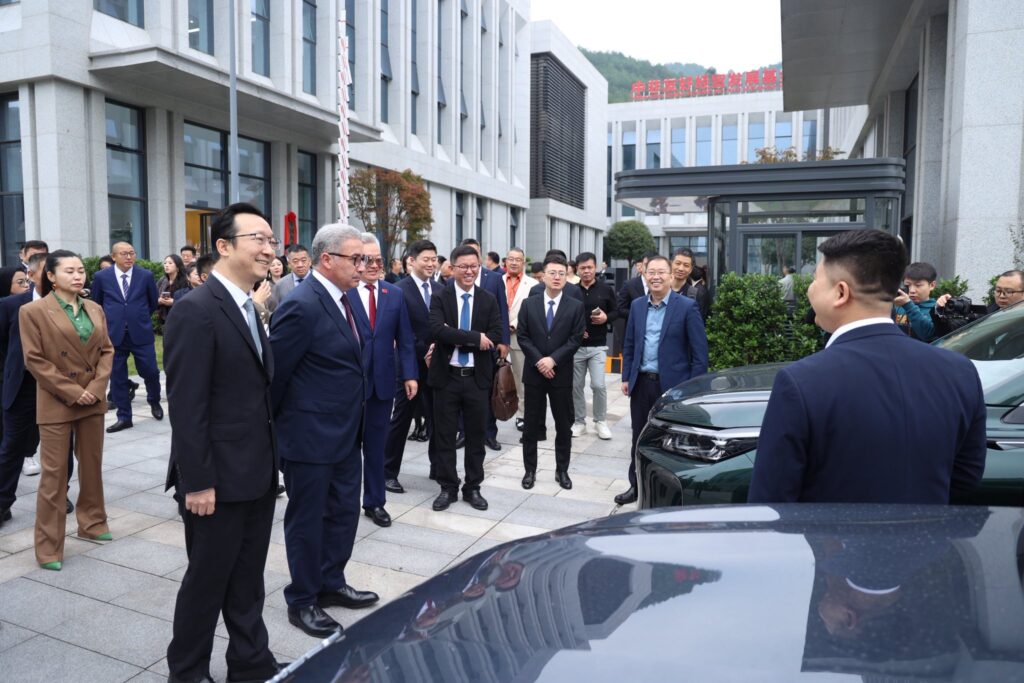 المواصفات المتوقعة لسيارات DFSK المنتظرة في مصر "E5 Plus وGlory 560"