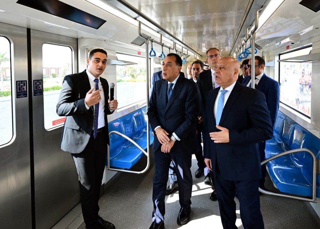 رئيس الوزراء يتفقد وسائل نقل محلية الصنع ويُطلق أول أتوبيس برمائي