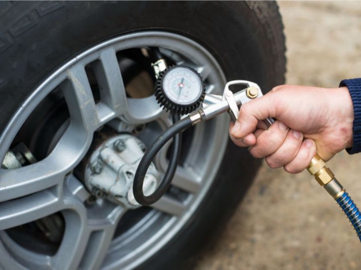 فحص ضغط الإطارات وهي باردة