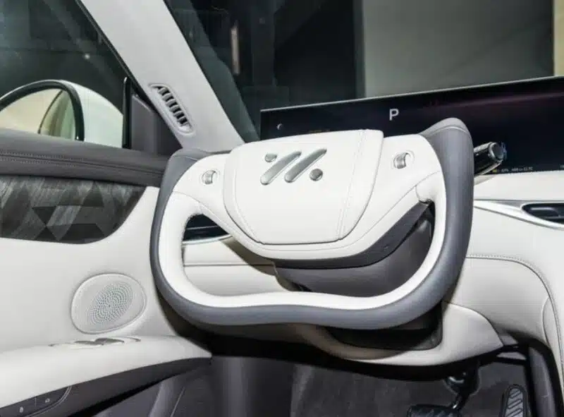 عجلات القيادة نصفية الشكل