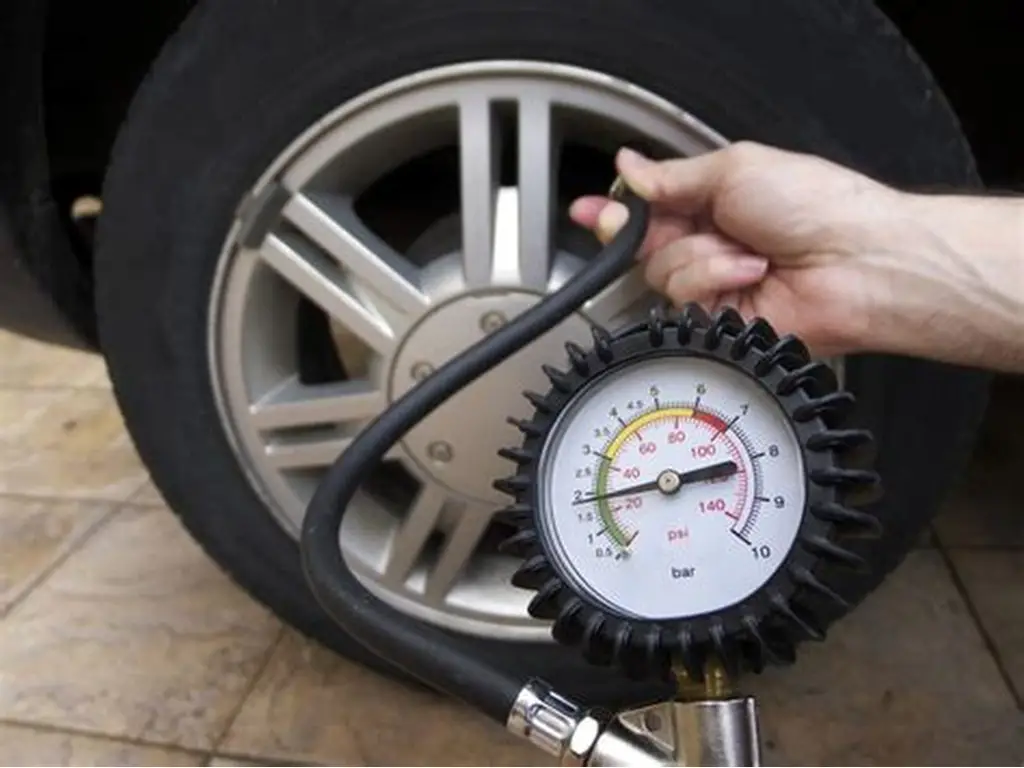 فحص ضغط الإطارات يدويًا مع TPMS