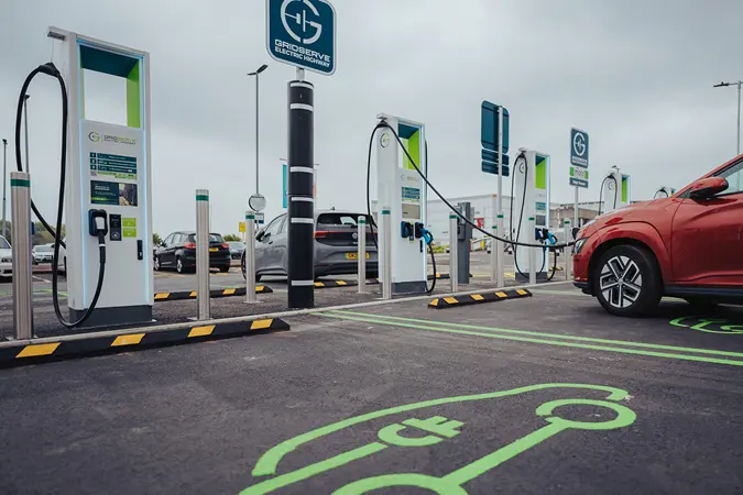 مشكلة شحن السيارة الكهربائية