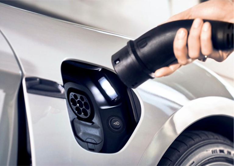 الفرق بين شحن AC وDC للسيارات الكهربائية