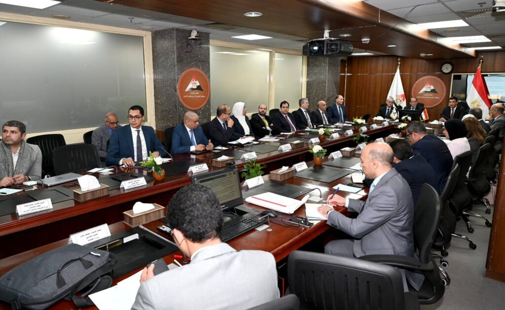 الحكومة تبحث تطوير البرنامج الوطني لتنمية صناعة السيارات