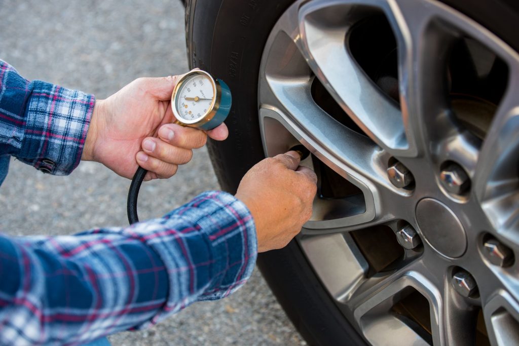 فحص ضغط الإطارات يدويًا مع TPMS