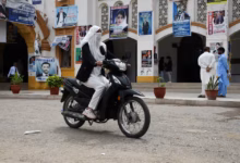 أزمة الوقود وحرب إيران تدفعان باكستان نحو الدراجات النارية الكهربائية