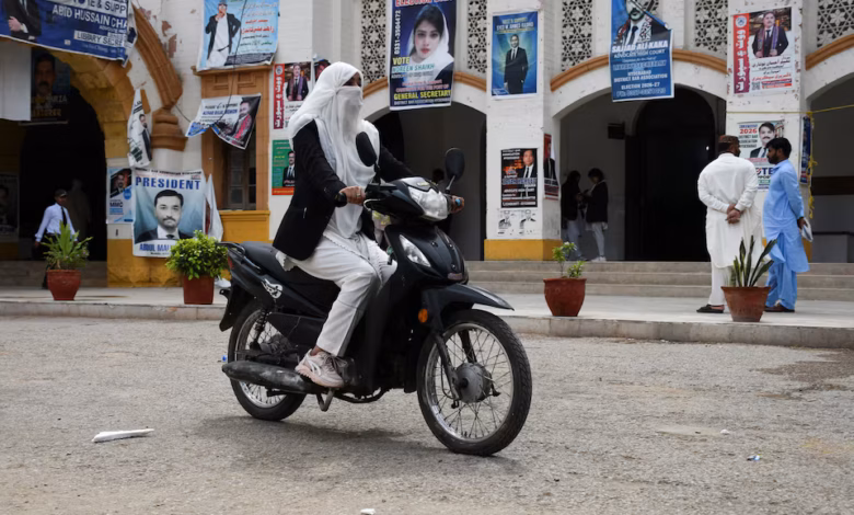 أزمة الوقود وحرب إيران تدفعان باكستان نحو الدراجات النارية الكهربائية